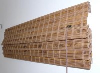 Жалюзи из бамбука на деревянном карнизе